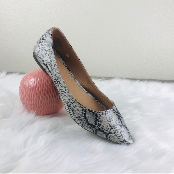 Old Navy Shoes - EUC Old Navy Snake Pointed Toe Ballet Flats Size 9